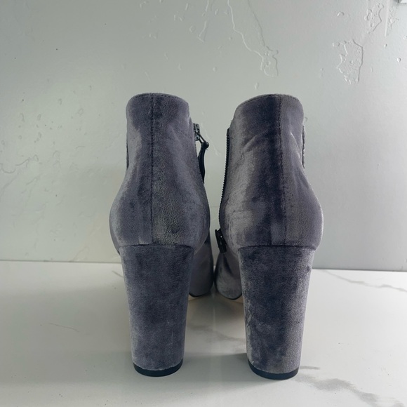NIB Manolo Blahnik Brustalo Velvet Grey Booties Size 37 - Picture 5 of 10